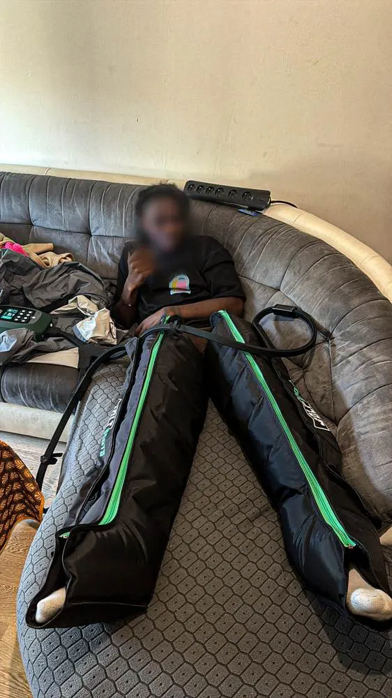 Bottes de pressothérapie en gros plan, séance à domicile