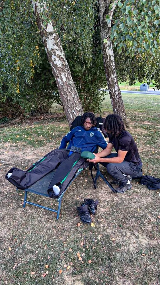 Préparation d'un sportif avant sa séance au parc